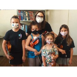 Crianças do Projeto Cordas do Iguaçu recebem violinos em Balsa Nova